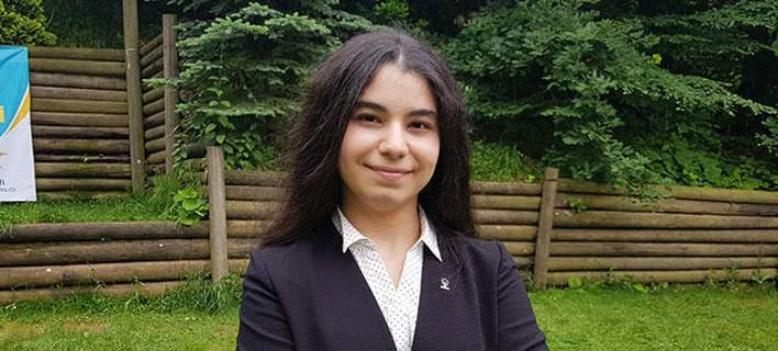 Η νεότερη υποψήφια βουλευτής της Τουρκίας είναι μόλις 18 ετών – Με το κόμμα του Ερντογάν (Εικόνες)